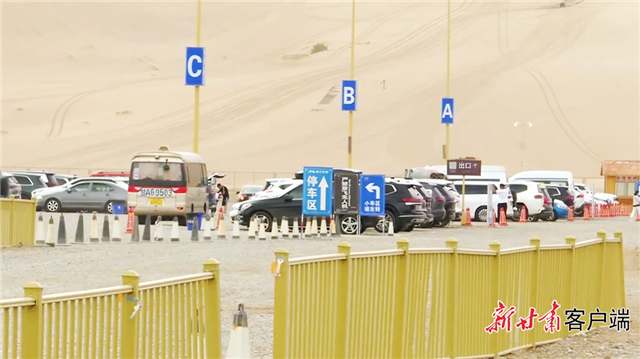 敦煌鸣沙山月牙泉景区升级服务迎客流高峰