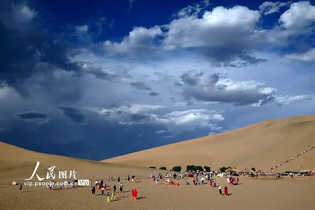 甘肃敦煌：大漠云景如画迎客来
