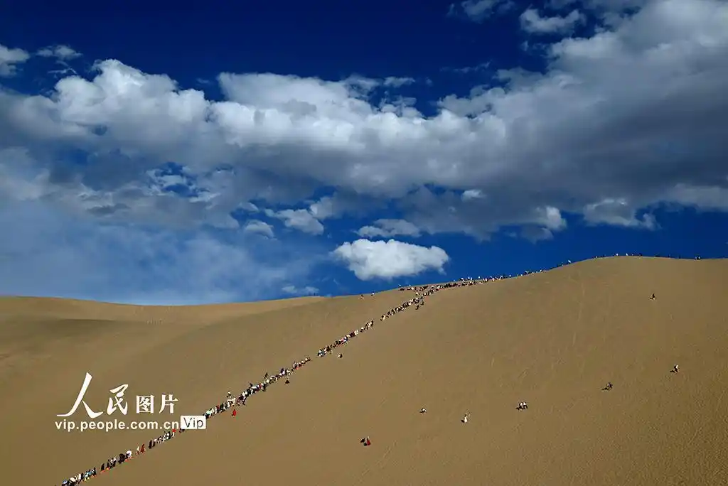 甘肃敦煌：大漠云景如画迎客来