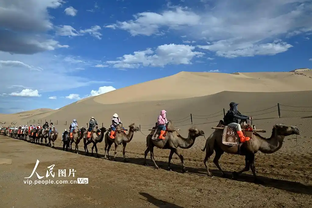 甘肃敦煌：大漠云景如画迎客来