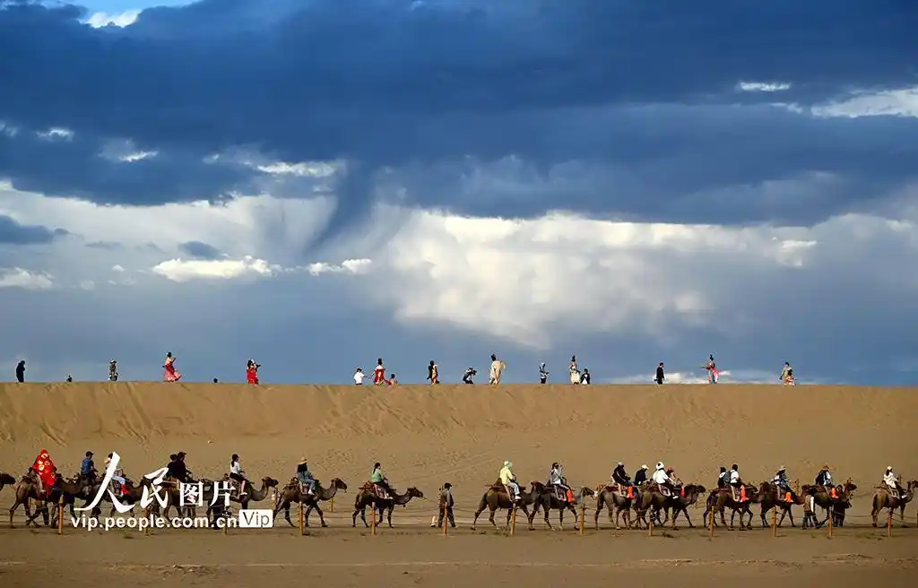 甘肃敦煌：大漠云景如画迎客来