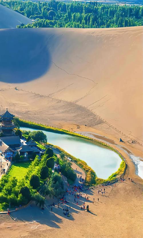 月牙丰满！中国“沙漠第一泉”迎水深水域20余年最大值