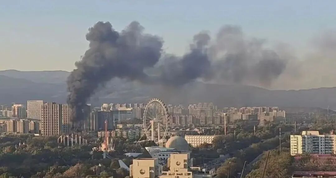 突发！北京一游乐园起火，官方通报：火灾被扑灭，无人员伤亡