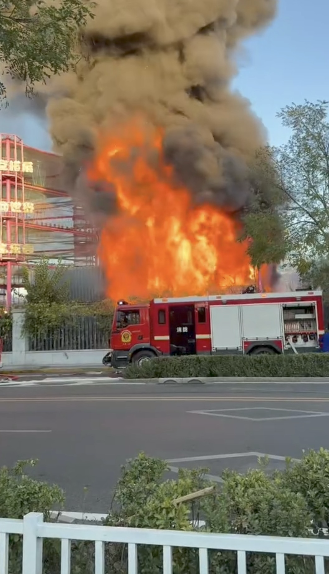 突发！北京一游乐园起火，官方通报：火灾被扑灭，无人员伤亡