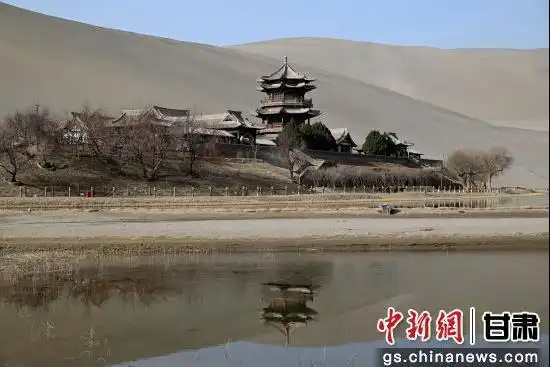 敦煌月牙泉“冰消泉开”