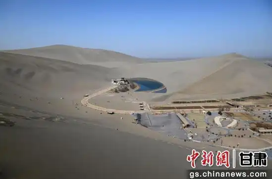 敦煌月牙泉“冰消泉开”