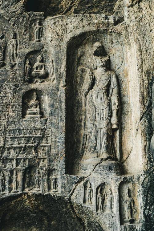 洛阳龙门石窟碑王成了显眼包