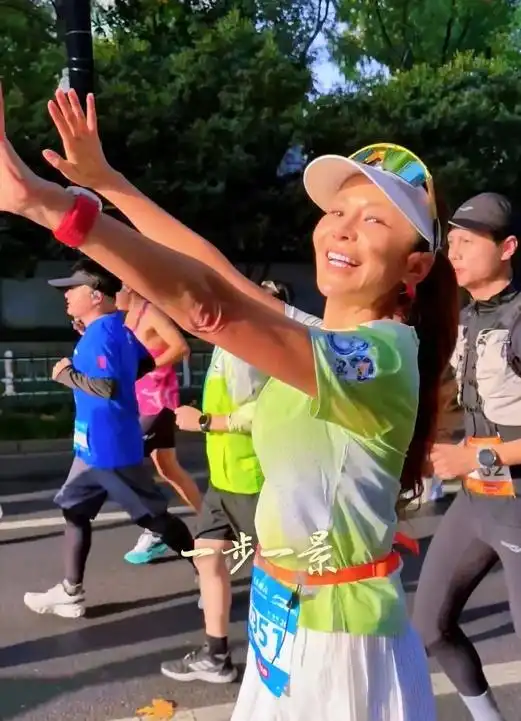 知名女主持在西湖边跑步：杭州太香了！太美了！