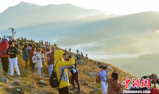 新疆喀纳斯景区年累计接待游客首次突破千万
