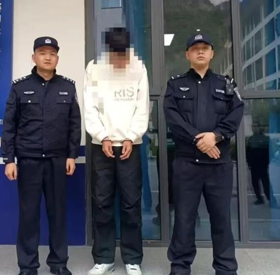 九寨沟警方一个月抓获5名网逃人员，均是来看美景的游客，有人抵达3小时就落网