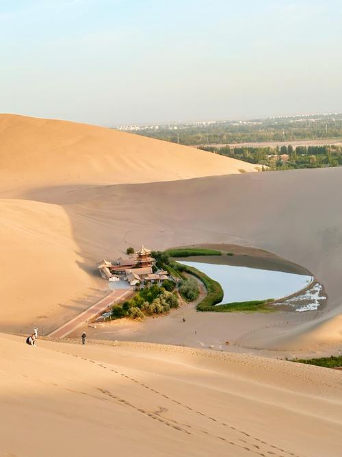 「2024质量甘肃行」鸣沙山月牙泉：浩瀚沙漠里的一湾清泉