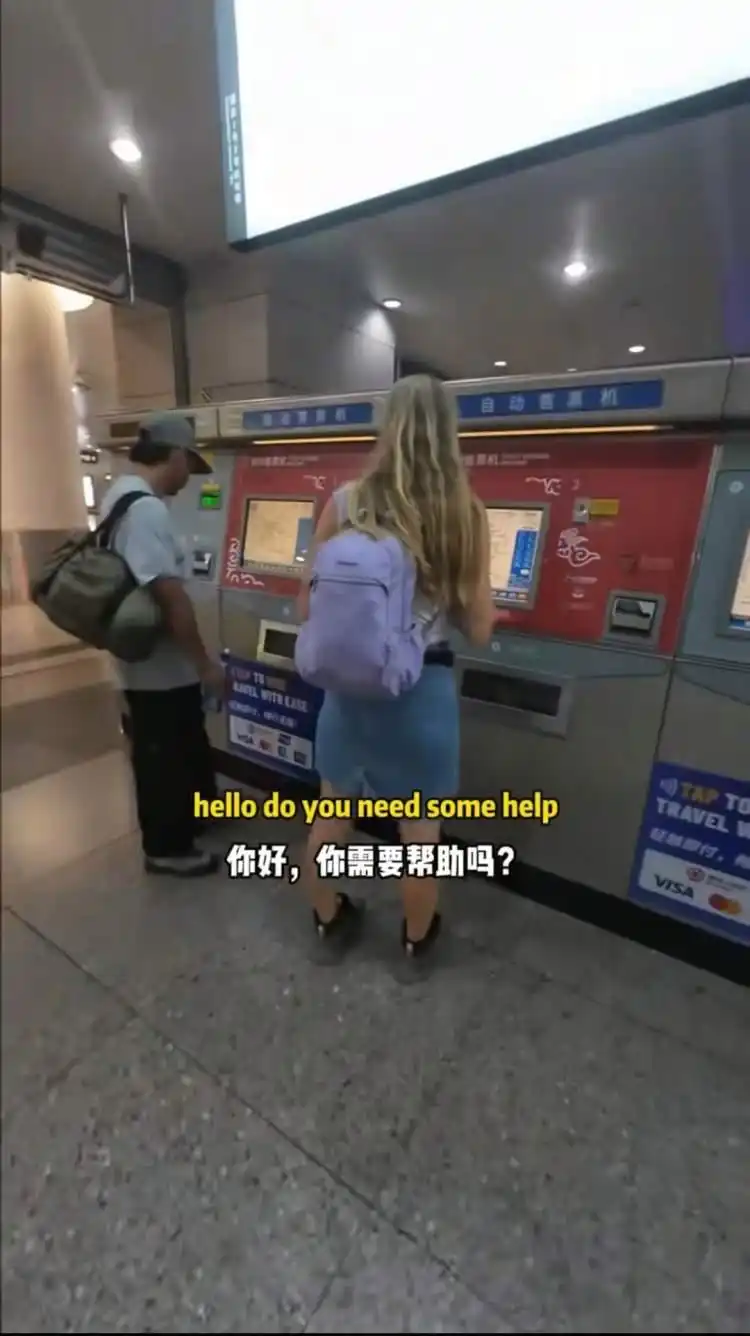 往返四个多小时，地铁单程30站，他在浦东机场倒贴做志愿者