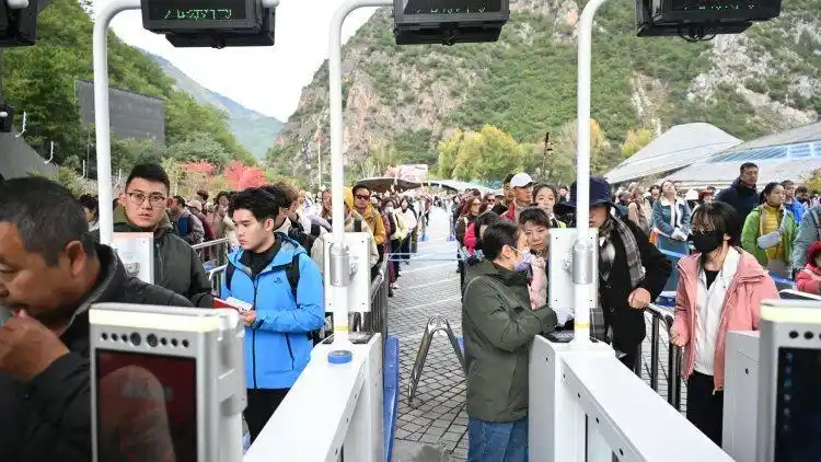 九寨沟彩林季迎“井喷式”客流 “颜值+服务”双在线获游客盛赞