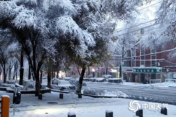新疆遭强降雪侵袭乌鲁木齐特大暴雪破纪录 今天雨雪持续局地有暴雪