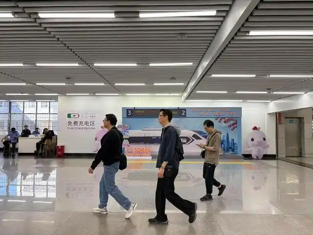 11月5日起，广深铁路实施新的列车运行图：速度更快、车次更密