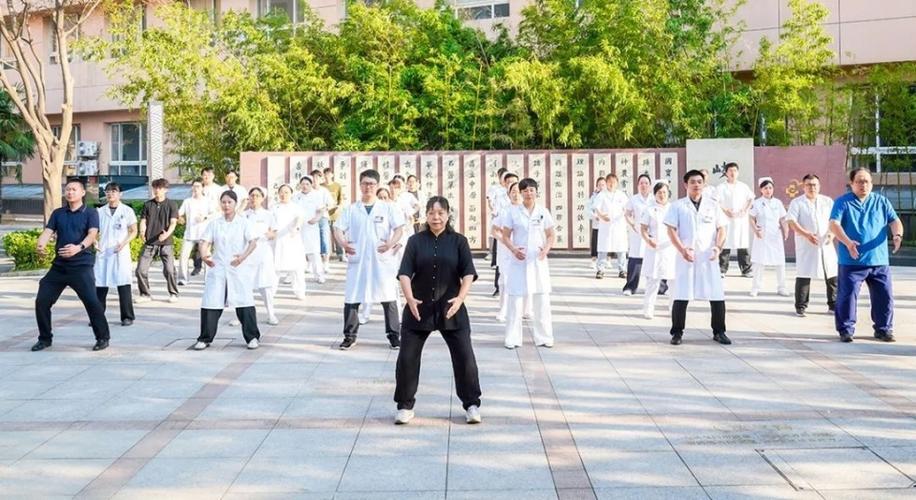 国际游客游上海除了景点 还有八段锦针灸可体验