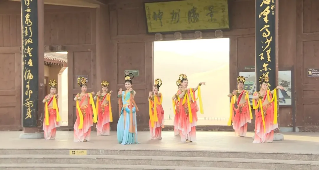 “千名学子研学甘肃”活动在鸣沙山月牙泉景区启动