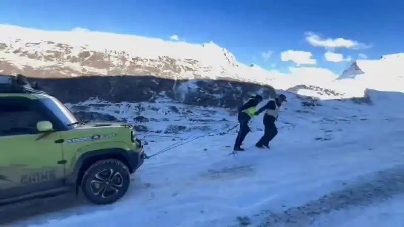 夫妻自驾游被困海拔4500米雪山 甘孜德格警方三上雪山成功救援