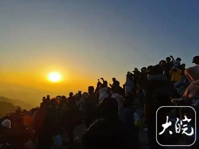 正月初三，黄山风景区接待游客29620人