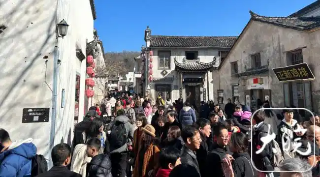 正月初三，黄山风景区接待游客29620人