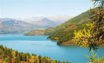 喀纳斯湖秋色正旖旎