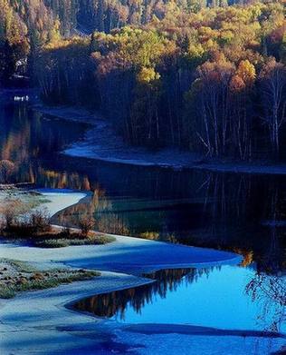 春夏时节的喀纳斯湖