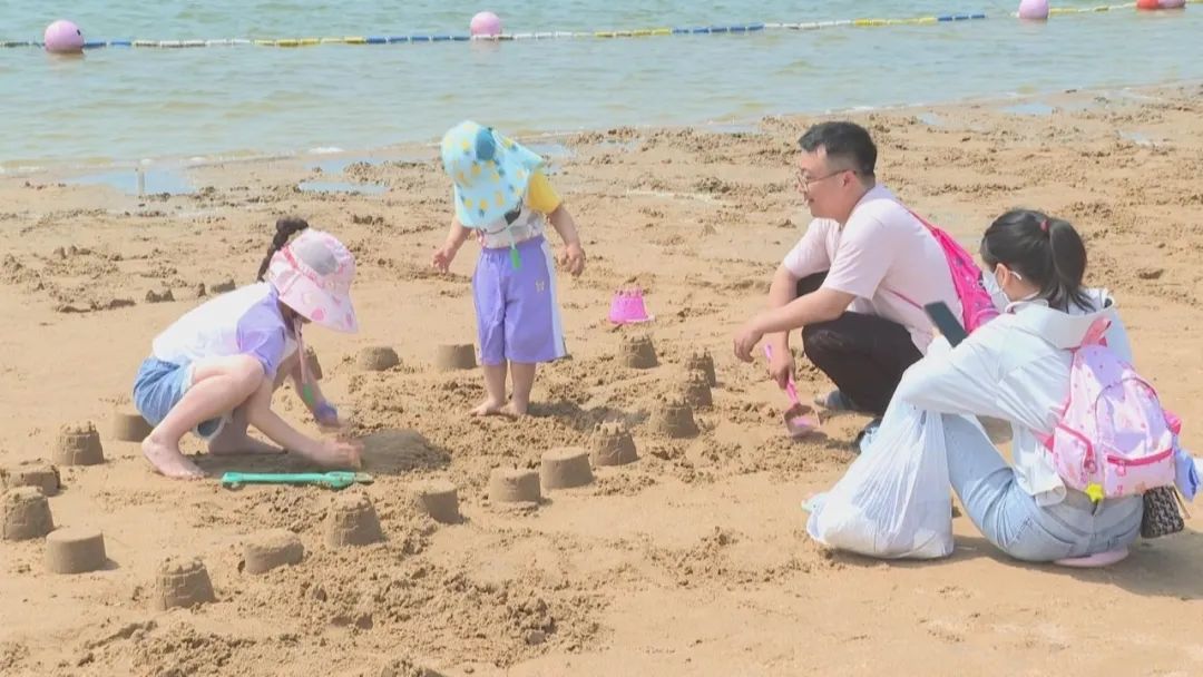 来碧海金沙过个悠闲周末，旅游日半价优惠吸引市民游客踏浪游玩丨中国旅游日