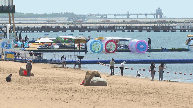 来碧海金沙过个悠闲周末，旅游日半价优惠吸引市民游客踏浪游玩丨中国旅游日