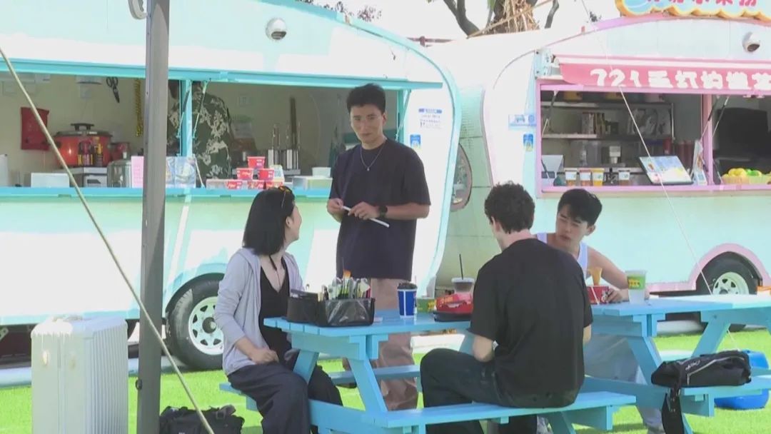 来碧海金沙过个悠闲周末，旅游日半价优惠吸引市民游客踏浪游玩丨中国旅游日