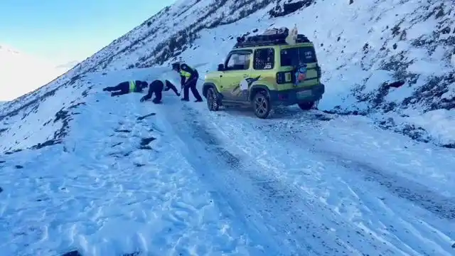 贵州夫妻蜜月自驾游川西，寒夜被困海拔4500米雪山