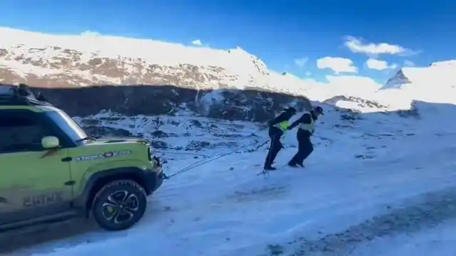 贵州夫妻蜜月自驾游川西，寒夜被困海拔4500米雪山