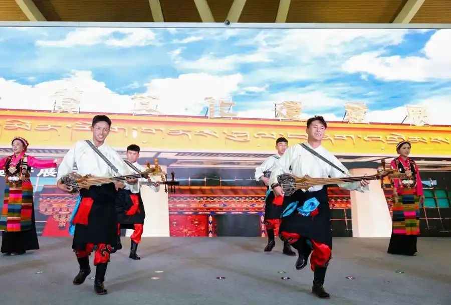 “冬游日喀则”首航包机启航，102名上海游客开启9天深度“巅峰”游