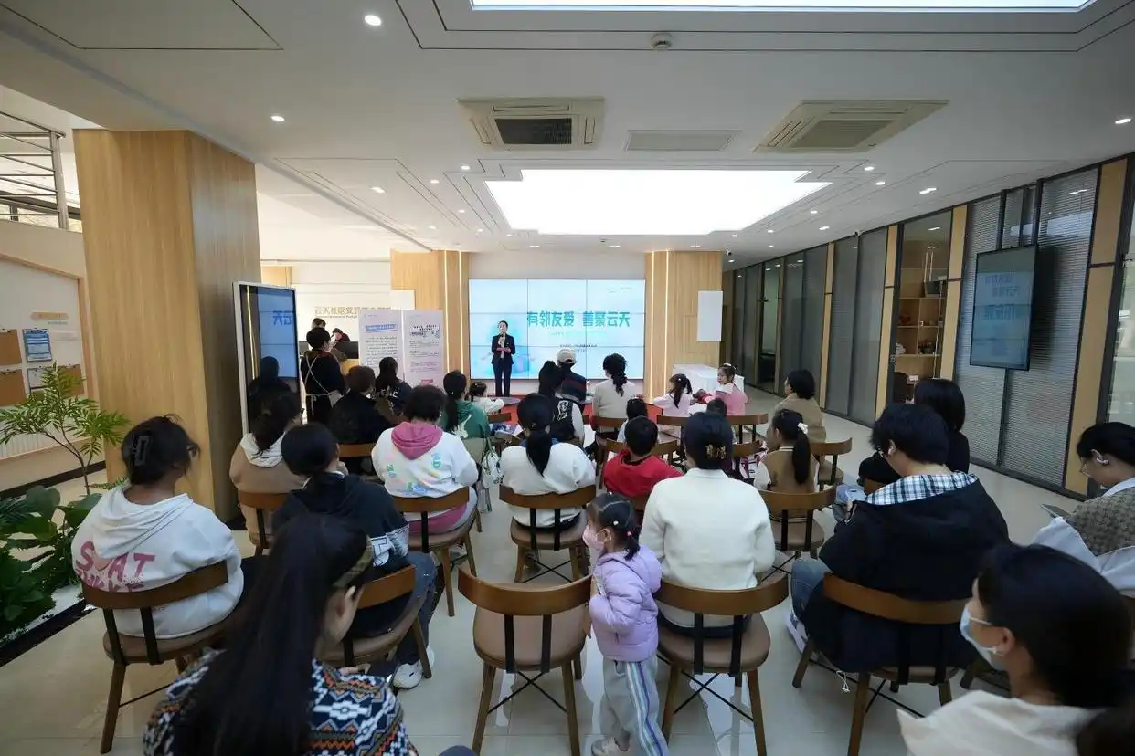 云天社区慈善日活动热闹开启，300多位居民玩转“爱心游乐园”