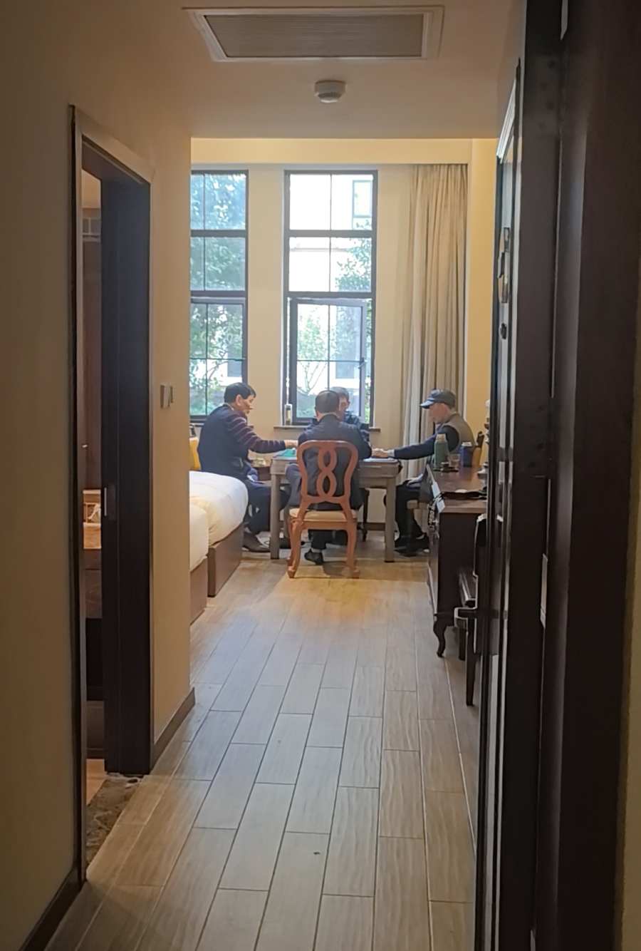 人均花销200+住进沪郊民宿酒店，吃住玩全包的银发套餐能火吗？