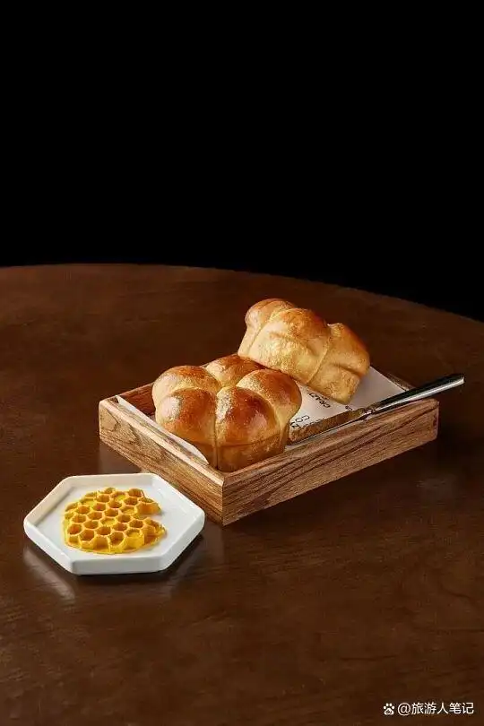 一块面包里的两个世界：法国面，美国面包，4种原料与30种添加剂的对话