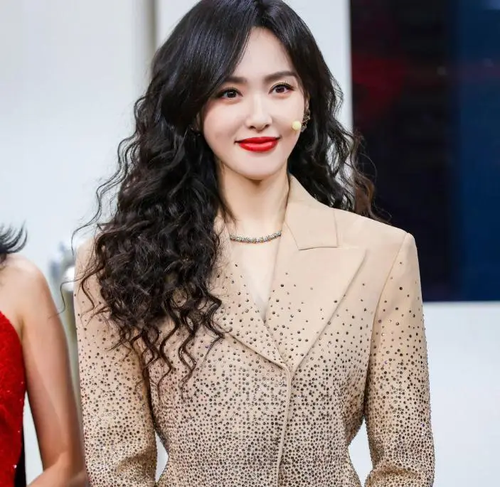 陪玩陪睡只是冰山一角，王家卫接连被爆后，又一女星曝"圈中内幕"