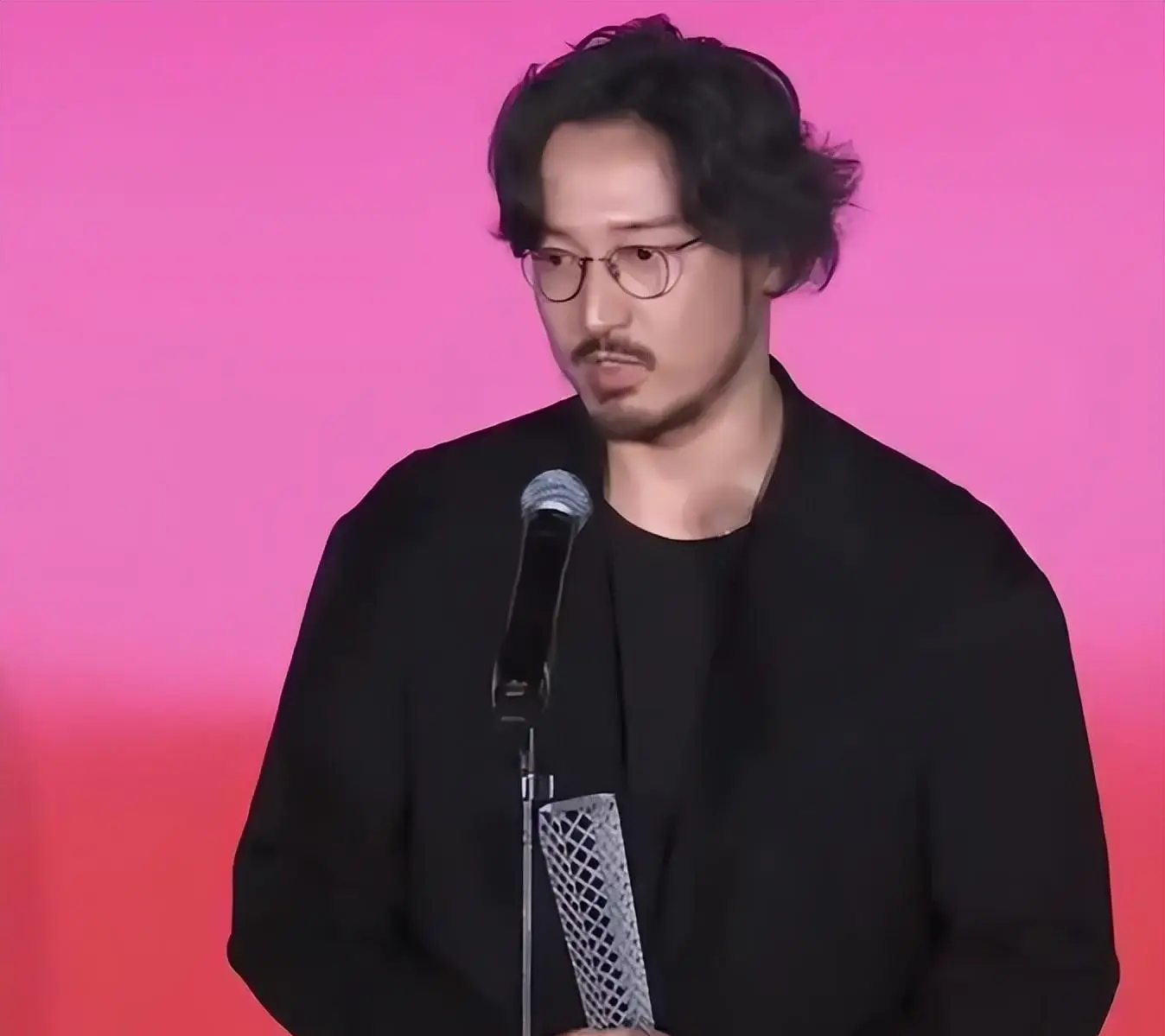 陪玩陪睡只是冰山一角，王家卫接连被爆后，又一女星曝"圈中内幕"