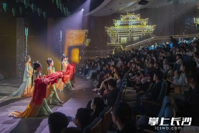 球票当门票《寻长沙》“湘超”球迷专场开演