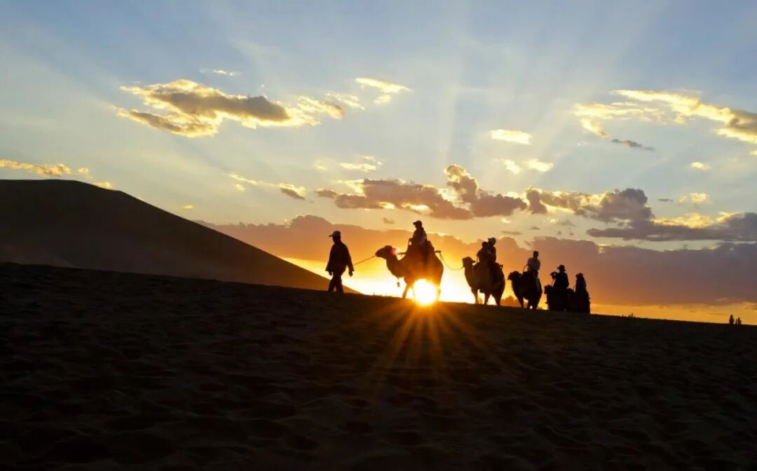 鸣沙山月牙泉冬春连续四月门票半价邀客畅游
