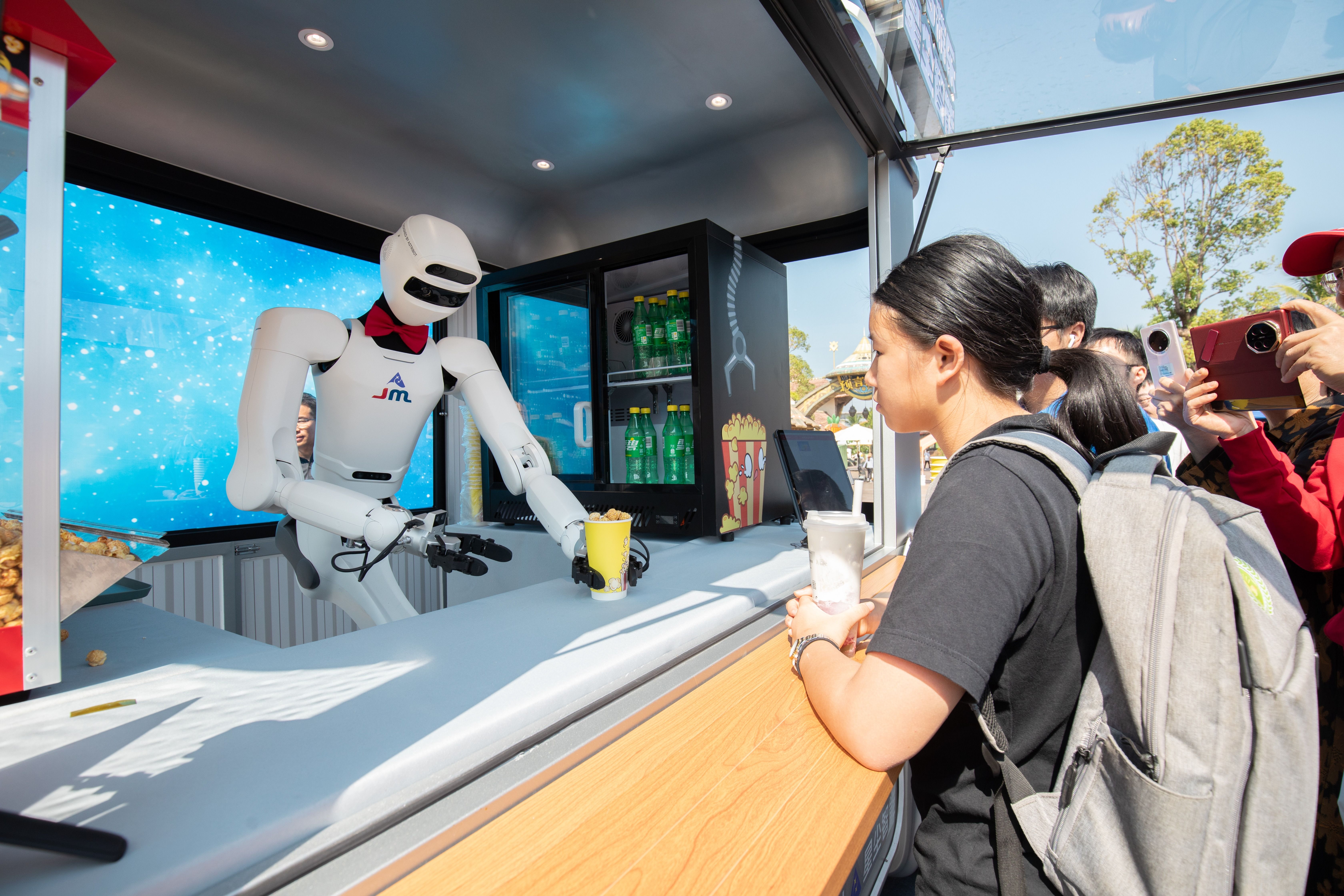 中山造“机器人店员”游乐园上岗，爆米花饮料全都卖！
