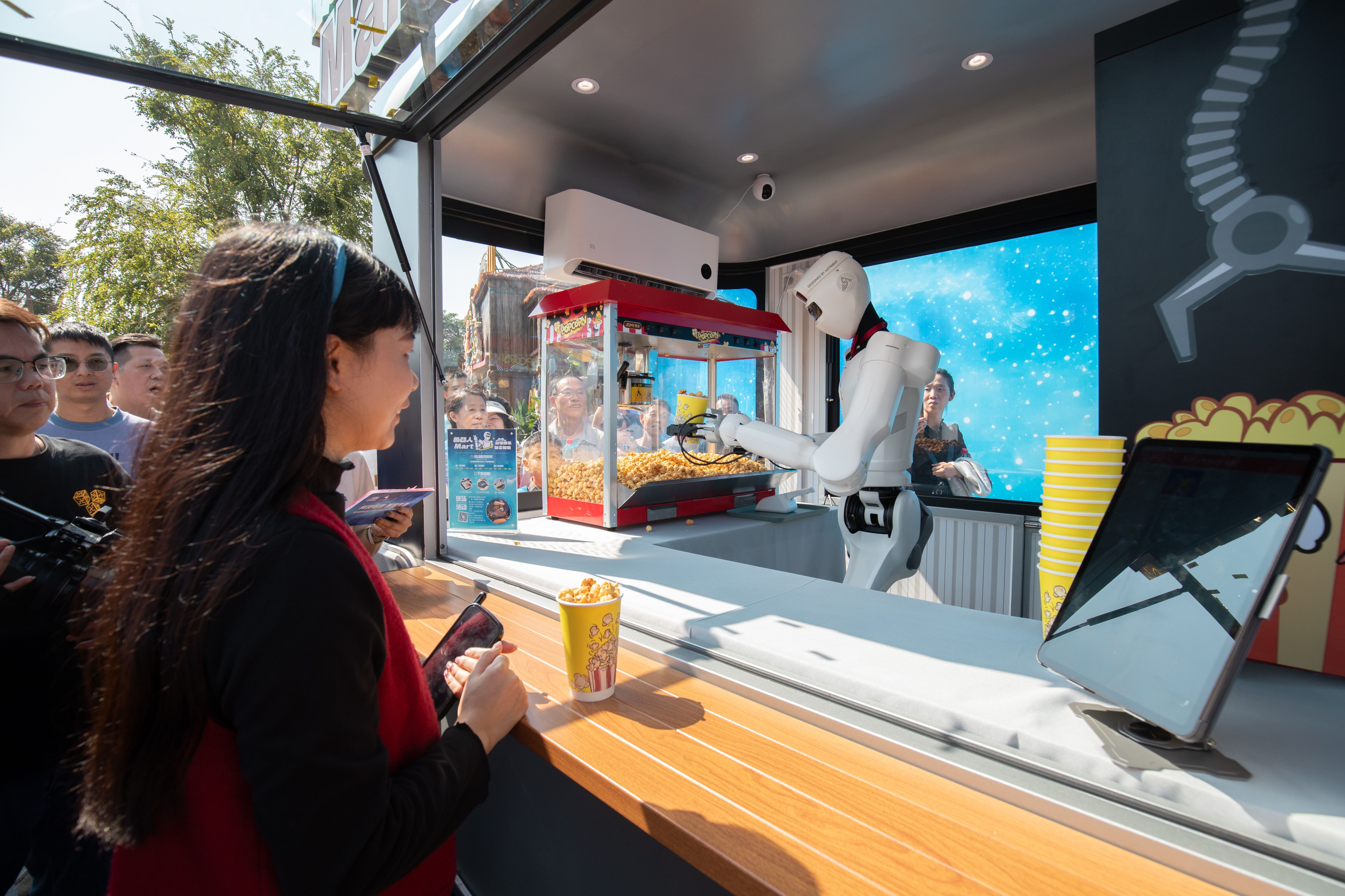 中山造“机器人店员”游乐园上岗，爆米花饮料全都卖！