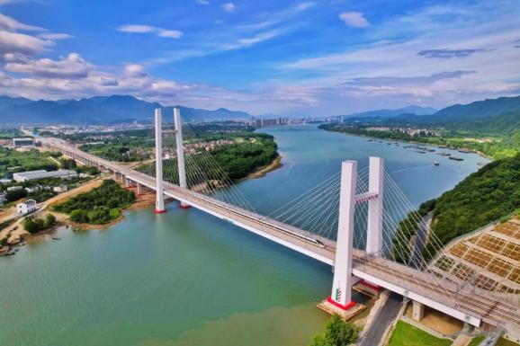 子弹时刻！这趟列车带你去往三座高铁新站