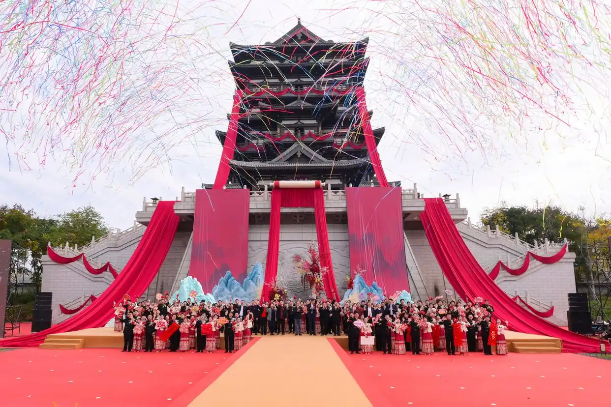 中铁建工集团举办第四届职工集体婚礼