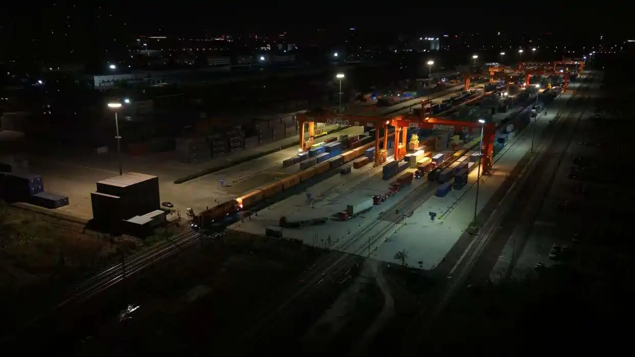 国铁集团郑州局开行首列 全程时刻表中欧班列（郑州-汉堡）