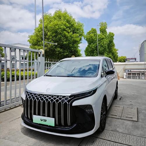 工薪家庭自驾游，选择紧凑型MPV省油安全吗？