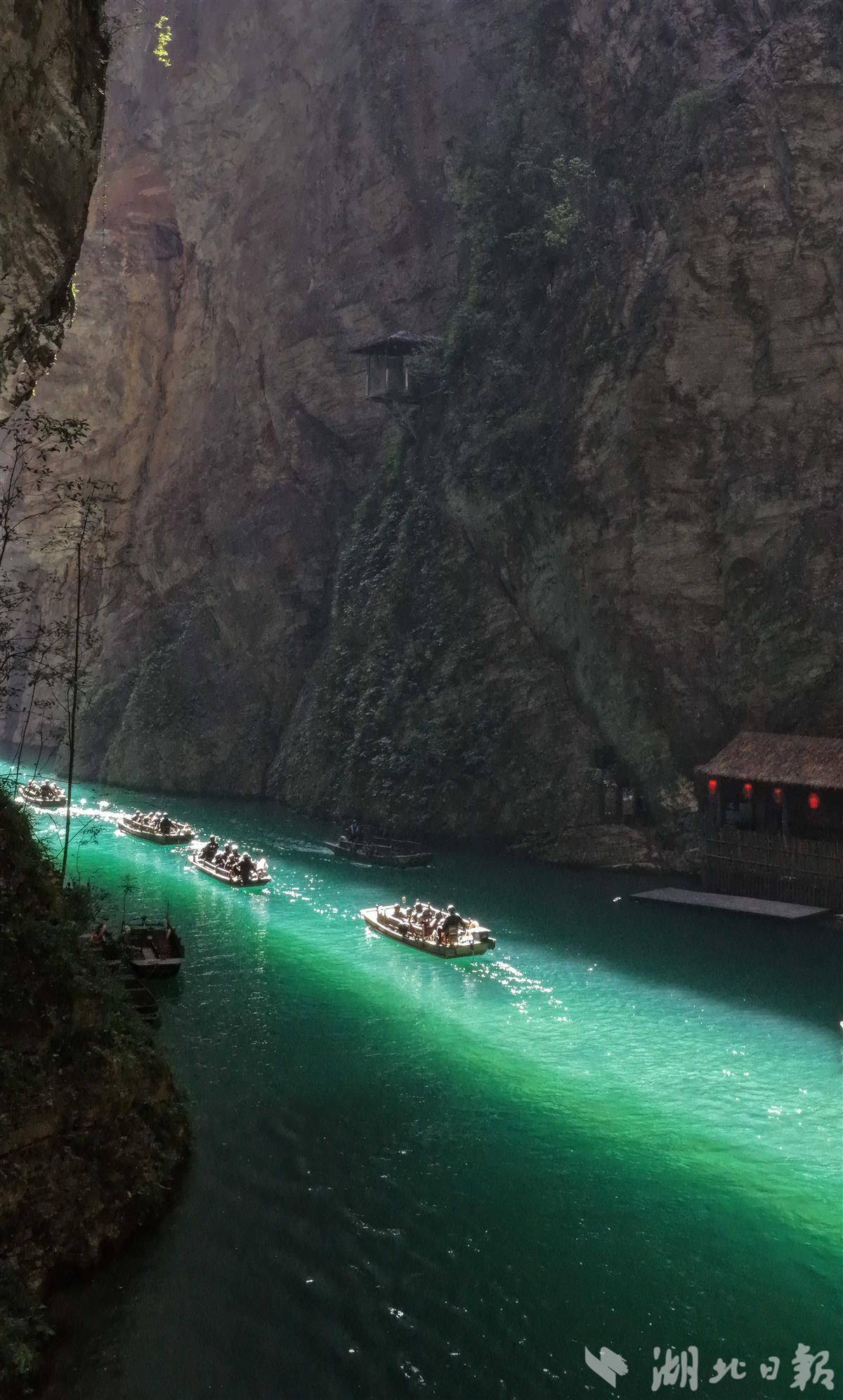 300余自驾游爱好者走进“中国最美水域”屏山