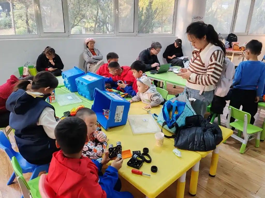 陪学陪玩家长，周末真够忙！