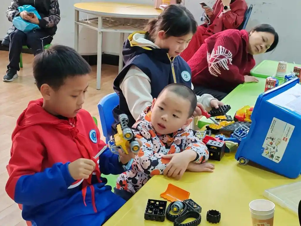 陪学陪玩家长，周末真够忙！