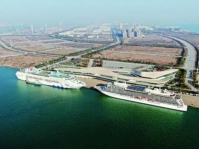 天津国际邮轮母港迎来今冬首峰：双轮同泊 客流如织