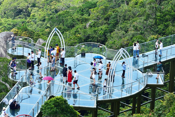 “十一”黄金周首日游客畅游三亚亚龙湾热带天堂森林旅游区